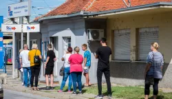 OSIJEK- 02.09.2020., Remiza, guzva ispred GPP-a, početak mjeseca, produženje mjesečnih karti, slobodnjak, koronavirus, covid 19.Foto: Andrea Ilakovac