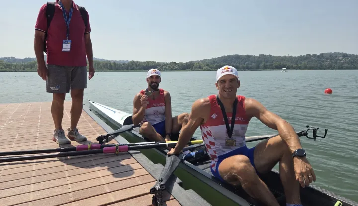 Varese, 01.08.2026. - Hrvatski olimpijci braća Valent i Martin Sinković osvojili su u subotu brončanu medalju u dvojcu na pariće na Europskom prvenstvu koje se održava u Vareseu. Braća Sinković su u finalu dvojca na pariće zauzeli treće mjesto s vremenom 6:08.35. Srpska posada koju čine Martin Mačković i Nikolaj Pimenov osvojila je zlato s vremenom 6:04.45, dok su srebro osvojili &Scaron;panjolci Caetano Xose Horta Pombo i Rodrigo Romero (6:06.22). foto HINA/ PRiredba Studio/ ml