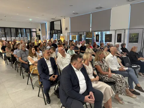 VINKOVCIU Gradskoj knjižnici i čitaonici Vinkovci predstavljena je opsežna monografija posvećena 70 godina dugoj i bogatoj povijesti vinkovačke Ekonomske i trgovačke &scaron;kole Ivana Domca kolovoz 2026.