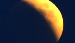 slavonija...vinkovci...15.06.2011.i u vinkovcima su gradjani uz pomoc teleskopa astronomskog drustva orion mogli promatrati potpunu pomrcinu mjesecafoto gordan panic