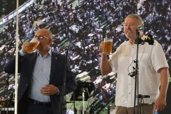 Osijek, 26. 08. 2026, Lijeva obal Drave. Otvorenje Dana prvog hrvatskog piva. Vlatko Kopić otvori Dane prvog hrvatskog piva. Vlatko Kopić i Ivan Komak zdravicom su otvorili Dane piva.snimio GOJKO MITIĆ