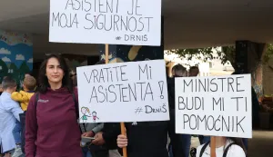 18.10.2025., Sibenik --Ispred zgrade zupanije mirno su se okupili roditelji,nastavnici i rodbina djece s teskocama u razvoju prosvjedovajuci zbog novog Pravilnika o pomocnicima u nastavi za njihovu dijecu. Photo: Dusko Jaramaz/PIXSELL