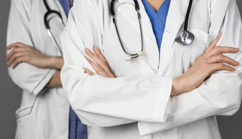 liječnik liječnica doktor bolnica medicina stetoskop kuta ilustracija freepik