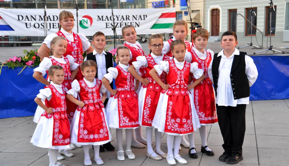 Dan Mađara ponovno u sredi&scaron;tu Osijeka: Čarda&scaron;, &scaron;arene no&scaron;nje i tradicionalna jela na Trgu
