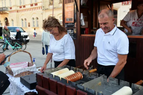 Dan Mađara ponovno u sredi&scaron;tu Osijeka: Čarda&scaron;, &scaron;arene no&scaron;nje i tradicionalna jela na Trgu