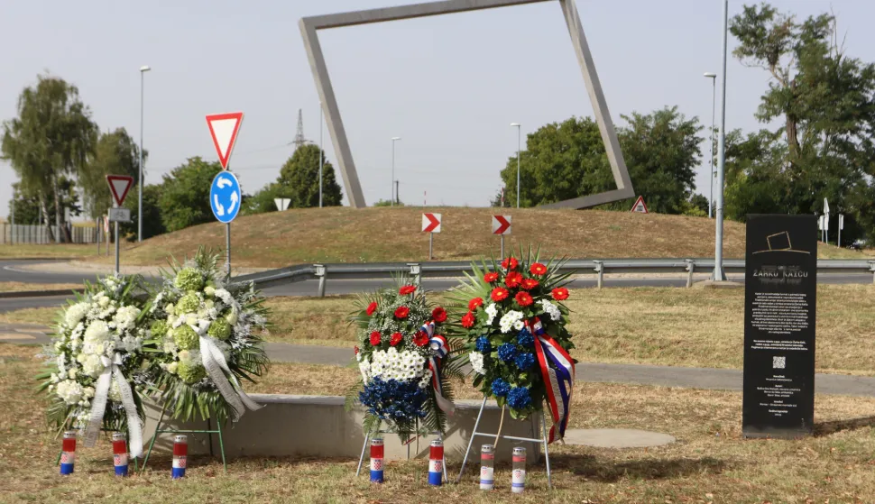 Osijek 28. 08. 2026, Brijest, Tihomri Florijanči, položio vijenac i zapalio svijeće za poginulog snimatelja HRT-a, žarka Kaića, kod spomen obilježja "Posljednji kadar".snimio GOJKO MITIĆ
