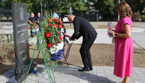 Osijek 28. 08. 2026, Brijest, Tihomri Florijanči, položio vijenac i zapalio svijeće za poginule građane i braniteje Brijesta.snimio GOJKO MITIĆ