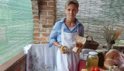 KOMLETINCITatjana Lovrić-Jovanović iz Komletinaca, vlasnica OPG-a za proizvodnju kozjeg mlijeka i sira, na&scaron;la se u Guinnessovoj knjizi rekorda kao jedina predstavnica iz Vukovarsko-srijemske županije kada su njezini sirevi bili izloženi na najvećoj sirnoj plati na svijetu dosad.KOLOVOZ 2026.
