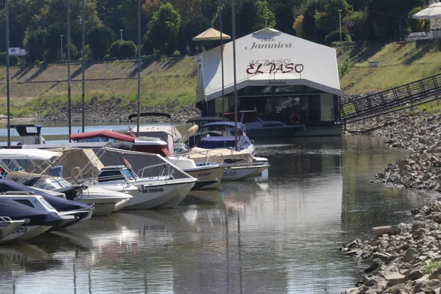 Osijek, 10. 08. 2'026, Zimska luka. Gotovo naukani brod Bijela lađa, i čamci u Zimskoj luci. Ekstremno nizak vodostaj na rijeci Dravi, gotovo svakodnevno se obaraju povjesni rekordi....slobdonjak, ilustracija.snimio GOJKO MITIĆ