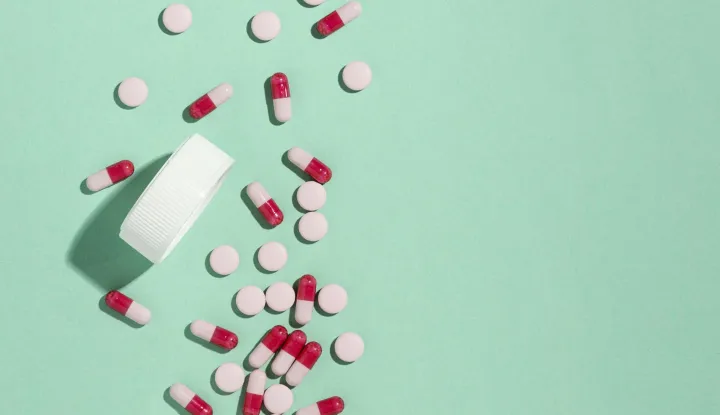 ilustracija tablete pilule lijekovi farmacija farmaceuti za&scaron;tita okoli&scaron;a one&scaron;i&scaron;ćenje zdravljemagnific