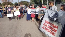 Osijek, 29.08.2026. - Žitelji osječkog naselja Podravlje okupljeni oko Inicijative "Na&scaron;e Podravlje" u subotu su ispred osječke kompostane prosvjedovali zbog intenzivnog smrada koji već godinama iz nje dolazi tražeći od Grada Osijeka da se u &scaron;to kraćem roku ona izmjesti na drugu lokaciju izvan naselja. foto HINA/ Tomislav PRUSINA/ ml