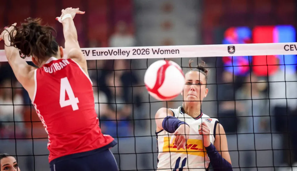 Italy's Anna Danesi (R) and Croatia's Bozana Butigan compete during the women's 2026 European Volleyball Championship pool D match between Croatia and Italy at Scandinavium arena in Gothenburg, Sweden, on August 21, 2026. (Photo by Adam IHSE/TT NEWS AGENCY/AFP)/Sweden OUT