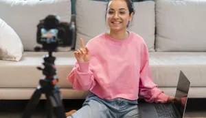 bloger influencer djevojka se snima selfie dru&scaron;tvene mreže instagram tiktok facebook linkedinfreepik