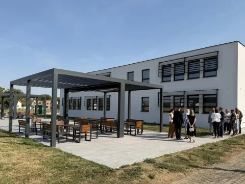 VINKOVCIZavr&scaron;en je projekt "Izgradnja, rekonstrukcija i opremanje &scaron;kolske sportske dvorane O&Scaron; Ivana Mažuranića Vinkovci" ukupne vrijednosti 1,8 milijuna eura.