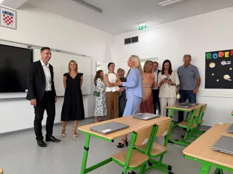 VINKOVCIZavr&scaron;en je projekt "Izgradnja, rekonstrukcija i opremanje &scaron;kolske sportske dvorane O&Scaron; Ivana Mažuranića Vinkovci" ukupne vrijednosti 1,8 milijuna eura.