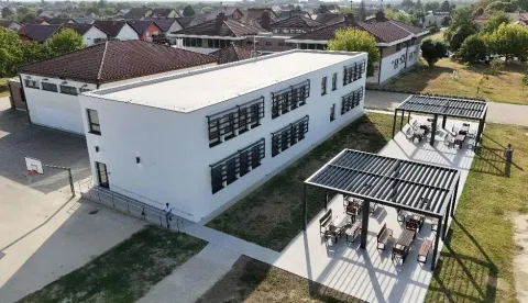 VINKOVCIZavr&scaron;en je projekt "Izgradnja, rekonstrukcija i opremanje &scaron;kolske sportske dvorane O&Scaron; Ivana Mažuranića Vinkovci" ukupne vrijednosti 1,8 milijuna eura.