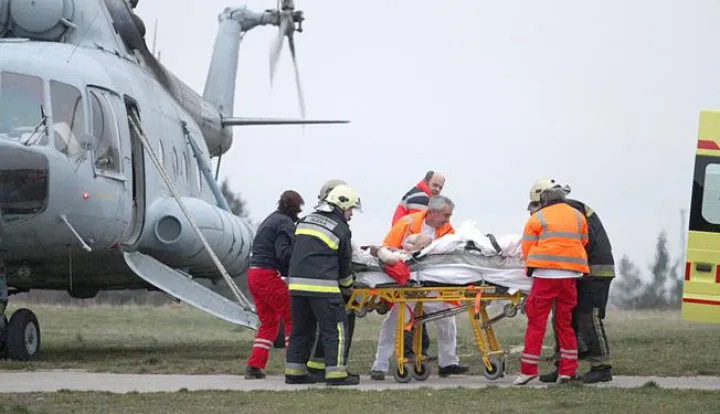 09.01.2013., Rijeka - Muskarac (43) sa Raba iz mjesta Palit prignjecen je teretnim vozilom marke MAN na Rabu, gdje je po njega dosao vojni helikopter koji ga je preveo do KBC-a u Rijeci na Susaku, gdje su ga preuzela kola Hitne medicinske pomoci uz pomoc vatrogasaca. Photo: Goran Kovacic/PIXSELL------kolor 1x novosti