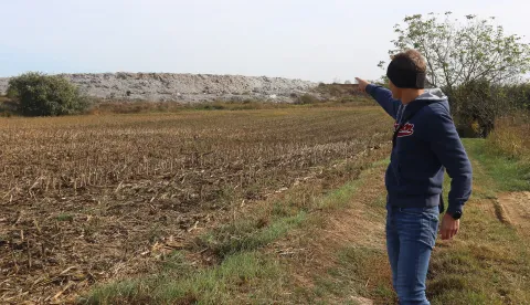 Belisce, 17. 10. 2023, Starovalpovacki put, odlagaliste otpada, Livit d.o.o. pogon za preradu mulja Belisce. Gradjani upozoravaju na smrad i potencijalnu ekolosku katastrofu na odlagalistu otpada.snimio GOJKO MITIĆ