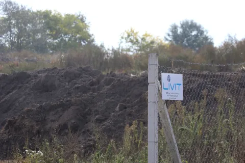 Belisce, 17. 10. 2023, Starovalpovacki put, odlagaliste otpada, Livit d.o.o. pogon za preradu mulja Belisce. Gradjani upozoravaju na smrad i potencijalnu ekolosku katastrofu na odlagalistu otpada.snimio GOJKO MITIĆ