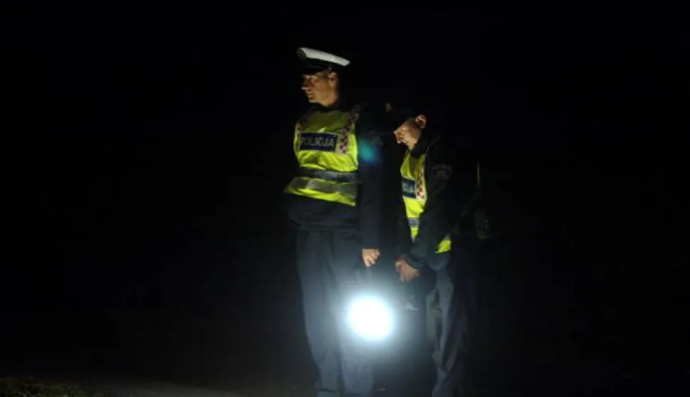22.09.2012., Alilovci - Jedna je osoba poginula, a druga zadobila teske tjelesne povrede u prometnoj nesreci koja se sinoc oko 11,30 sati dogodila na ulazu u naselje Alilovci iz smjera Kaptola. Automobil marke BMW od siline udarca je srusio betonski stup za struju, a vatrogasci su se namucili da iz hrpe metala izvuku prezivjelog. Akcija izvlacenja trajala je vise od sat i pol.Photo: Dusko Mirkovic/PIXSELL