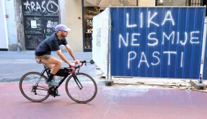 24.08.2026., Zagreb - Nakon sto je Sabor na izvandrednoj sjednici odbio prijedloge predsjednika za rjesavanje krize otpada u Lici i usvojio svoje, udruge i predstavnici oporbe pozivaju na prosvjed koji ce se odrzati u Zagrebu 5. rujna. U Masarykovoj se pojavio grafit s tekstom "Lika ne smije pasti" Photo: Patrik Macek/PIXSELL