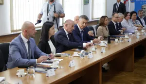 Gospi?, 2.9.2026.- ?lanovi Vlade u prostorijama Li?ko-senjske ?upanije odr?ali su sastanak s predstavnicima nadle?nih institucija, lokalne zajednice (?upan i svi gradona?elnici i na?elnici u Li?ko-senjskoj ?upaniji) i inicijativama gra?ana u vezi s aktivnostima koje se poduzimaju za sanaciju nelegalno odlo?enog otpada u Gospi?u. foto HINA/ Admir BULJUBA?I?/ ua