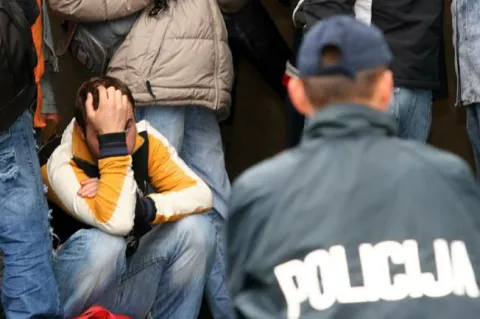rupa, 241006ilegalci- granicni prijelaz rupa - ilegalni prijelaz granice - granicna policija uhvatila 53 drzavljana albanije u pokusaju ilegalnog prelaska granice kamionom na predjelu gumanca pored klane- ilegalci u kamionufoto tea cimas-desk-