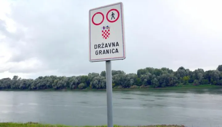 20.08.2015., Slavonski Brod - Granicna policija budno motri razvoj situacije eventalnog vala imigranata u Republiku Hrvatsku, koji ovisi o razvoju situacije u Madjarskoj i Srbiji. Pojacano se nadzire vanjska granica EU, uz maksimalno angaziranje policije na zastiti drzavne granice.Photo: Ivica Galovic/PIXSELL------2 stupcanovosit