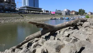 Osijek, 10. 08. 2'026, Zimska luka. Gotovo naukani brod Bijela lađa, i čamci u Zimskoj luci. Ekstremno nizak vodostaj na rijeci Dravi, gotovo svakodnevno se obaraju povjesni rekordi....slobdonjak, ilustracija.snimio GOJKO MITIĆ