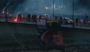 27, August, 2026, Novi Sad - A group of citizens gathered on the Varadin Bridge to pay their respects to Ratko Mladic, who passed away today, August 27, 2026, in a detention hospital in The Hague at the age of 84. Photo: M.M./ATAImages27, avgust 2026, Novi Sad - Grupa gradjana okupila se na Varadinskom mostu kako bi odala počast Ratku Mladicu, koji je preminuo danas, 27. avgusta 2026. godine, u pritvorskoj bolnici u Hagu u 84. godini zivota. Photo: M.M./ATAImages Photo: M.M./ATAImages/PIXSELL