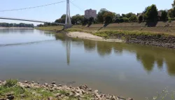 Osijek, 10. 08. 2'026, Zimska luka. Gotovo naukani brod Bijela lađa, i čamci u Zimskoj luci. Ekstremno nizak vodostaj na rijeci Dravi, gotovo svakodnevno se obaraju povjesni rekordi....slobdonjak, ilustracija.snimio GOJKO MITIĆ