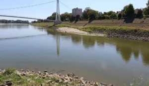 Osijek, 10. 08. 2'026, Zimska luka. Gotovo naukani brod Bijela lađa, i čamci u Zimskoj luci. Ekstremno nizak vodostaj na rijeci Dravi, gotovo svakodnevno se obaraju povjesni rekordi....slobdonjak, ilustracija.snimio GOJKO MITIĆ