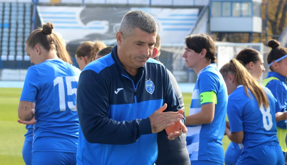 Osijek, 02. 11. 2025, Stadion Gradski vrt, nogmoet, Osijek - Split, Magenta liga nogometa&scaron;ica. Robert &Scaron;pehar, trener.snimio GOJKO MITIĆ