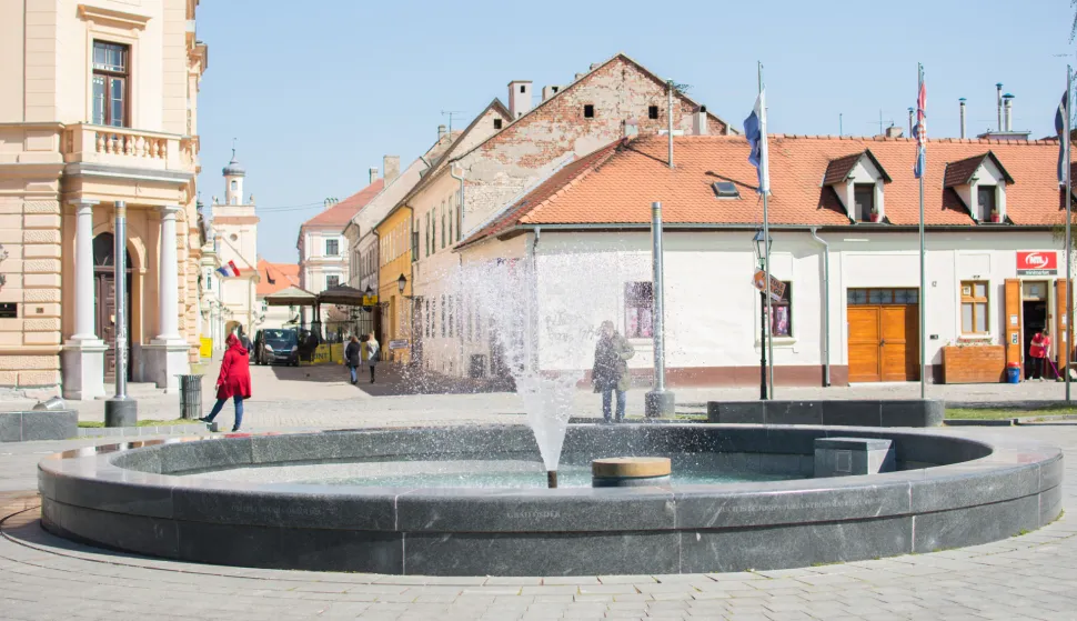 OSIJEK- 09.04.2021., Tvrđa, Rondel velikana, fontana proradila, pu&scaron;tena voda u fontani nakon godinu dana kako je grad odlučio na &scaron;tednju, slobodnjak.Foto: Andrea Ilakovac