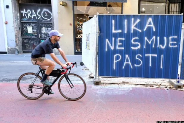 24.08.2026., Zagreb - Nakon sto je Sabor na izvandrednoj sjednici odbio prijedloge predsjednika za rjesavanje krize otpada u Lici i usvojio svoje, udruge i predstavnici oporbe pozivaju na prosvjed koji ce se odrzati u Zagrebu 5. rujna. U Masarykovoj se pojavio grafit s tekstom "Lika ne smije pasti" Photo: Patrik Macek/PIXSELL