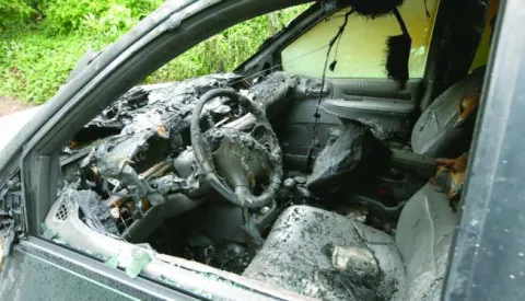 20.08.2015., Zagreb - U Strmoj ulici, u neposrednoj blizini bolnice Sv. Duh, nocas je izgorio osobni automobili Chrysler voyager. Policijski ocevid je u tijeku. Photo: Robert Anic/PIXSELL------2 st colorcrna kronika