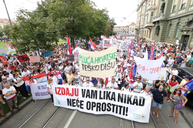 Zagreb, 5.9.2026.- Prosvjed "Hodaj za Liku, hodaj za Hrvatsku", kojim se ?eli upozoriti na probleme vezane za desetke tisu?e tona ilegalno odlo?enog otpada na gospi?kom podru?ju, u organizaciji Gra?anske inicijative "Gospi? je na? dom". Okupljanje prosvjednika po?elo je u 11 sati na Trgu kralja Tomislava. foto HINA/ Damir SEN?AR/ ua