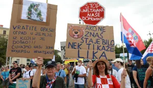 Zagreb, 5.9.2026.- Prosvjed "Hodaj za Liku, hodaj za Hrvatsku", kojim se ?eli upozoriti na probleme vezane za desetke tisu?e tona ilegalno odlo?enog otpada na gospi?kom podru?ju, u organizaciji Gra?anske inicijative "Gospi? je na? dom". Okupljanje prosvjednika po?elo je u 11 sati na Trgu kralja Tomislava. foto HINA/ Lana SLIVAR/ ua