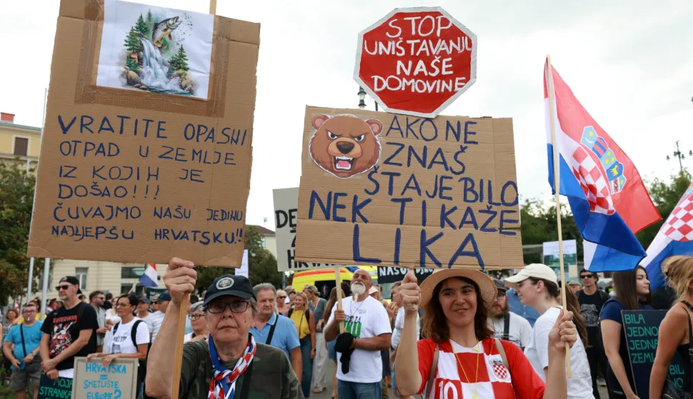 Zagreb, 5.9.2026.- Prosvjed "Hodaj za Liku, hodaj za Hrvatsku", kojim se ?eli upozoriti na probleme vezane za desetke tisu?e tona ilegalno odlo?enog otpada na gospi?kom podru?ju, u organizaciji Gra?anske inicijative "Gospi? je na? dom". Okupljanje prosvjednika po?elo je u 11 sati na Trgu kralja Tomislava. foto HINA/ Lana SLIVAR/ ua