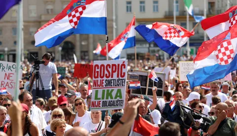Zagreb, 5.9.2026.- Na Trgu bana Jela?i?a odr?an je prosvjed "Hodaj za Liku, hodaj za Hrvatsku", kojim se ?eli upozoriti na probleme vezane za desetke tisu?e tona ilegalno odlo?enog otpada na gospi?kom podru?ju, u organizaciji Gra?anske inicijative "Gospi? je na? dom". foto HINA/ Damir SEN?AR/ ua
