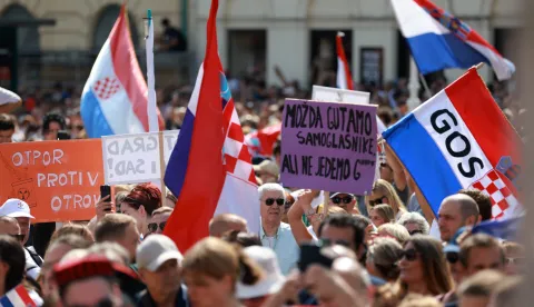 Zagreb, 5.9.2026.- Na Trgu bana Jela?i?a odr?an je prosvjed "Hodaj za Liku, hodaj za Hrvatsku", kojim se ?eli upozoriti na probleme vezane za desetke tisu?e tona ilegalno odlo?enog otpada na gospi?kom podru?ju, u organizaciji Gra?anske inicijative "Gospi? je na? dom". foto HINA/ Lana SLIVAR/ ua