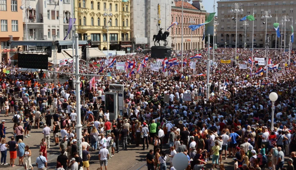 Zagreb, 5.9.2026.- Na Trgu bana Jela?i?a odr?an je prosvjed "Hodaj za Liku, hodaj za Hrvatsku", kojim se ?eli upozoriti na probleme vezane za desetke tisu?e tona ilegalno odlo?enog otpada na gospi?kom podru?ju, u organizaciji Gra?anske inicijative "Gospi? je na? dom". foto HINA/ Tomislav BR?ANOVI?/ ua