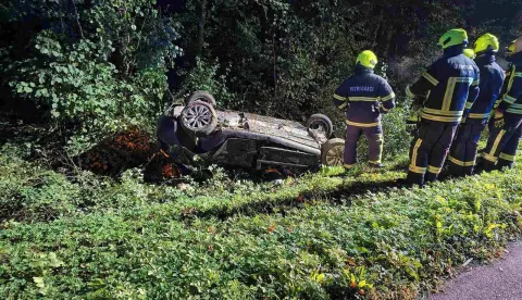 Petero ozlijeđenih u prometnoj nesreći između mjesta &Scaron;eovica i Japaga, automobil na krovu, krov, ilustracija