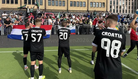 Essen, 4.9.2026.- Hrvatska malonogometna reprezentacija prva je mom?ad koja se plasirala u ?etvrtfinale Socca Svjetskog prvenstva koje se odr?ava u njema?kom Essenu, svladav?i u osmini finala reprezentaciju ?panjolske s 3-2 u ruletu penala, nakon ?to je u osnovno dijelu utakmice rezultat bio 1-1. foto HINA/ Socca Hrvatska/ ua