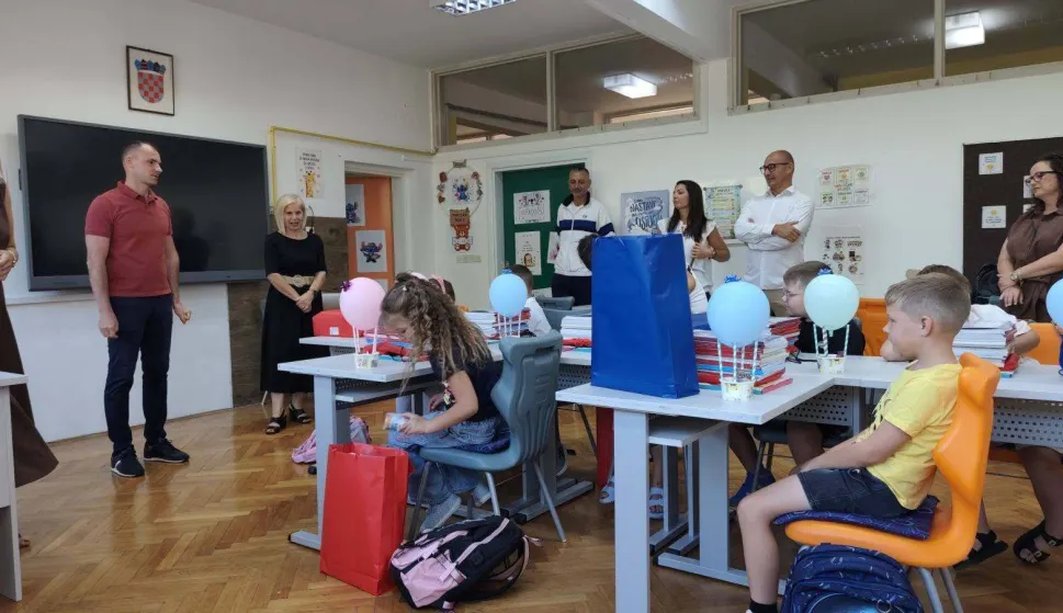 Prva&scaron;ićima Općina darovala pribor za ulazak u novo poglavlje života