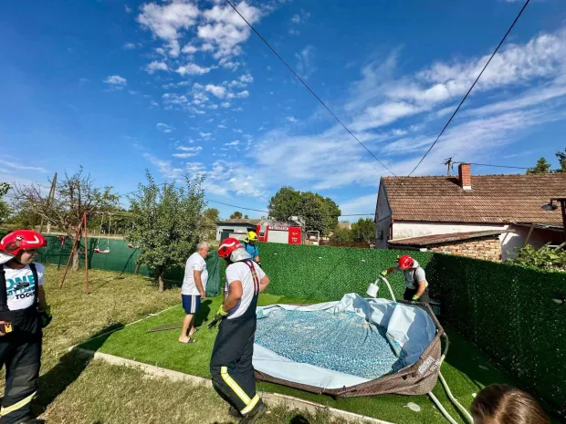 Vjetar podigao bazen na čardak