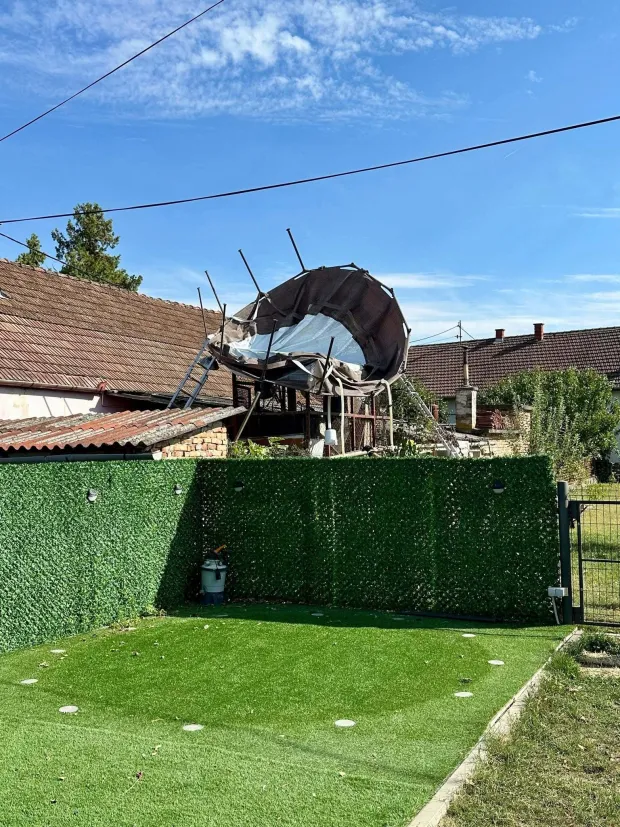 Vjetar podigao bazen na čardak