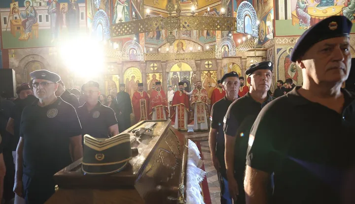 Beograd, 07.09.2026. - Tisuće ljudi u ponedjeljak u mimohodu prolaze pored lijesa s posmrtnim ostacima ha&scaron;kog osuđenika Ratka Mladića, izloženog od jutra u lokalnoj crkvi nedaleko od Topčiderskog groblja, gdje će biti pokopan danas oko 14 sati. foto HINA/ SPC/ ml