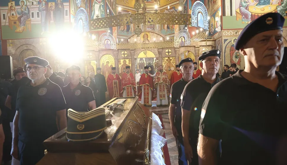 Beograd, 07.09.2026. - Tisuće ljudi u ponedjeljak u mimohodu prolaze pored lijesa s posmrtnim ostacima ha&scaron;kog osuđenika Ratka Mladića, izloženog od jutra u lokalnoj crkvi nedaleko od Topčiderskog groblja, gdje će biti pokopan danas oko 14 sati. foto HINA/ SPC/ ml