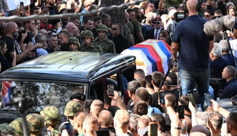 Beograd, 7.9.2026.- Ha?ki osu?enik Ratko Mladi? pokopan je u ponedjeljak u obiteljskoj grobnici na beogradskom Top?iderskom groblju uz crkvene obrede i vojne po?asti, a me?u tisu?ama ljudi u mimohodu i pogrebnoj povorci bili su i pojedini ministri srbijanske vlade i du?nosnici RS-a. foto HINA/ Tanjug/ Amir HAMZAGI?/ ua
